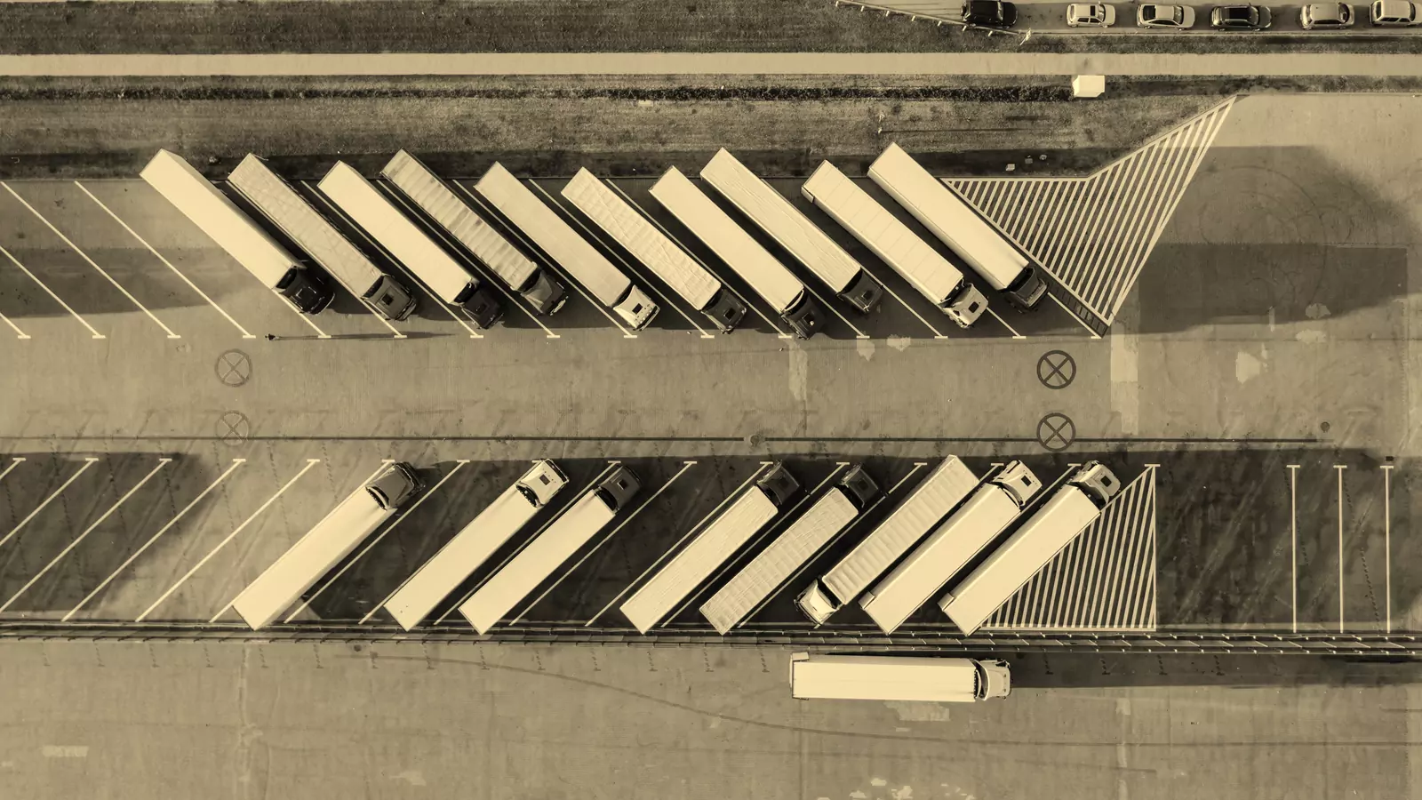 Vista aérea de caminhões alinhados em um pátio logístico